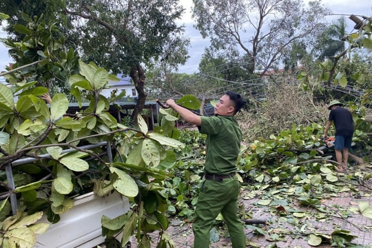 Công an huyện Phú Xuyên hỗ trợ nhân dân khắc phục hậu quả sau cơn bão số 3