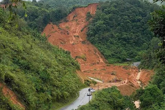 Tìm thấy thi thể 4 nạn nhân vụ xe khách bị sạt lở ở Cao Bằng