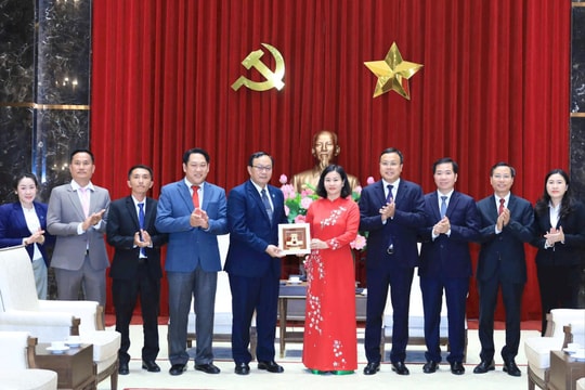 Phó Bí thư Thường trực Thành ủy Nguyễn Thị Tuyến tiếp Đoàn đại biểu Liên hiệp Công đoàn Thủ đô Viêng Chăn