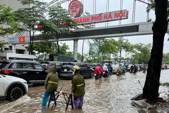 Hà Nội: Phân luồng giao thông các vị trí bị ngập trên tuyến Quốc Oai, Hoài Đức