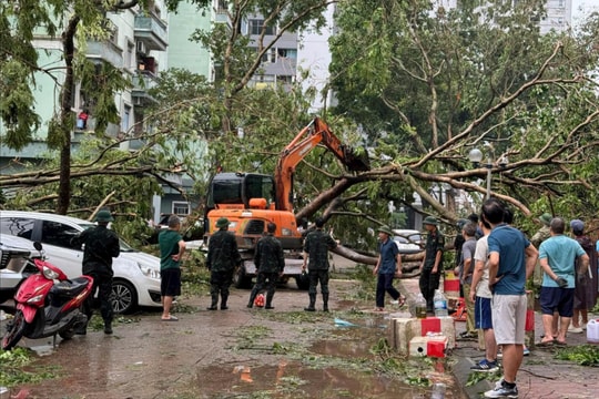 Hoàng Mai khen thưởng 24 tập thể xuất sắc trong phòng, chống và khắc phục hậu quả bão số 3