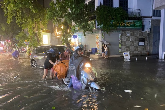 Hà Nội: Mưa lớn tại nhiều khu vực, nước dềnh cao