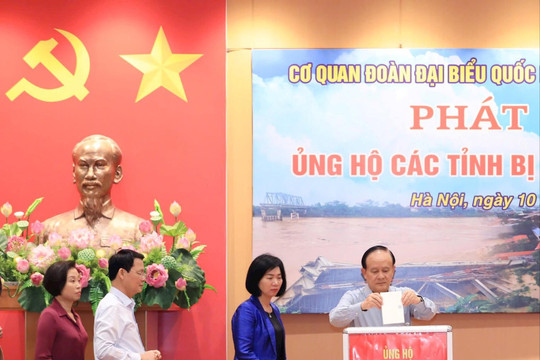 Cơ quan Văn phòng Đoàn ĐBQH và HĐND thành phố Hà Nội quyên góp ủng hộ các vùng bị thiệt hại do bão lũ