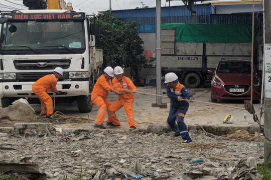 Điện lực miền Bắc nỗ lực từng giờ để cấp điện trở lại sớm nhất