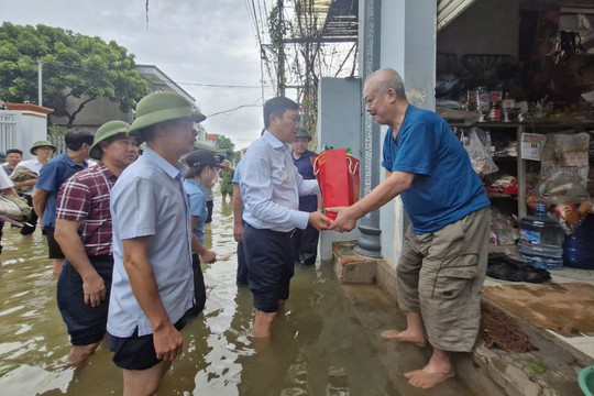 Trưởng ban Dân vận Thành ủy Đỗ Anh Tuấn kiểm tra, tặng quà các hộ dân vùng lũ Quốc Oai