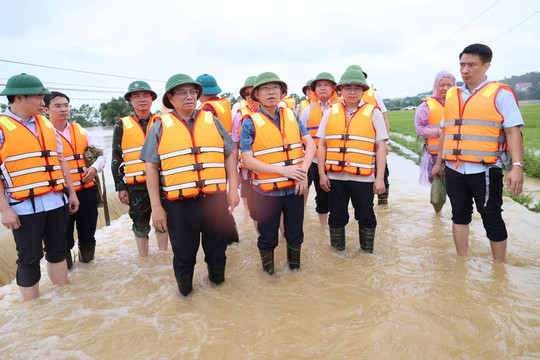 Thủ tướng chỉ đạo bảo đảm an toàn đê điều, hồ đập; triển khai phương tiện, kể cả trực thăng, hỗ trợ người dân