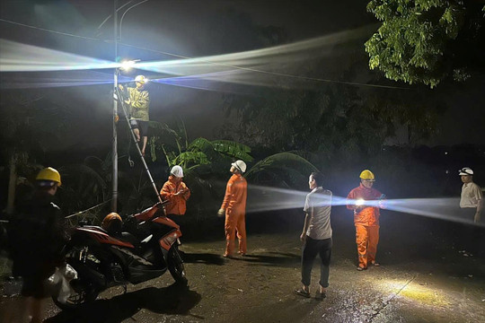 Mưa lớn trong đêm, hơn 390.000 khách hàng mất điện