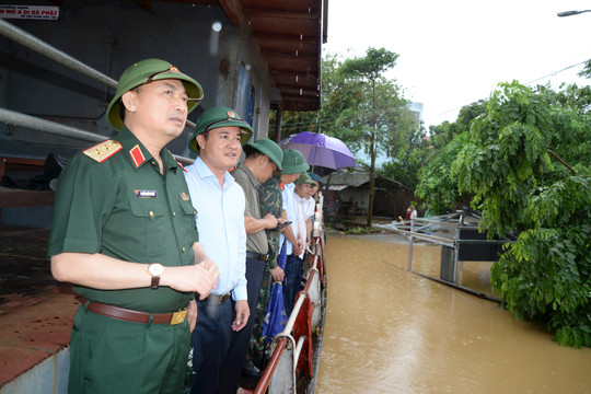 Ba Vì: Sẵn sàng sơ tán nhân dân, không để người và phương tiện qua cầu Trung Hà