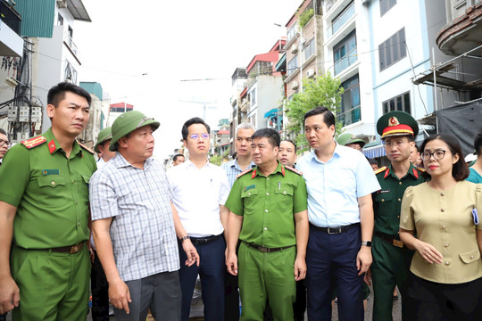 Phó Bí thư Thành ủy Nguyễn Văn Phong kiểm tra công tác ứng phó với mưa lũ tại quận Hoàn Kiếm