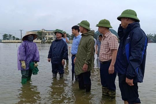 Xóm Bến Vôi, xã Cấn Hữu (huyện Quốc Oai): Sau một đêm, nước ngập sâu các tuyến đường, nhà dân