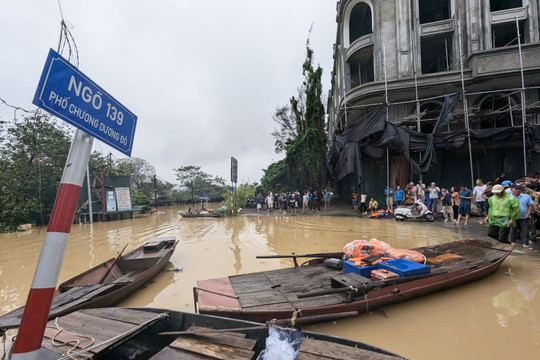 Nước sông Hồng tràn vào khu dân cư ngoài bãi quận Hoàn Kiếm, Ba Đình, có nơi ngập sâu 1m