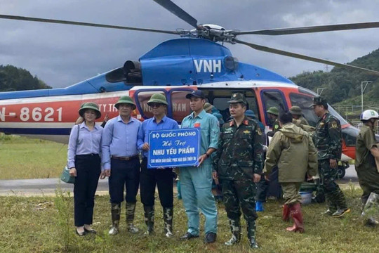 Trực thăng quân đội bay cứu trợ đồng bào vùng lũ Cao Bằng