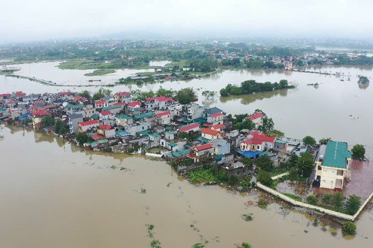 Quốc Oai cưỡng chế di dời các hộ dân khỏi vùng lũ nguy hiểm