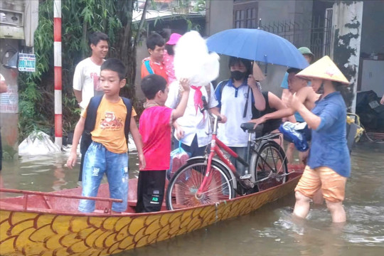 Thạch Thất: Học sinh vùng ngập được hỗ trợ tới trường bằng thuyền