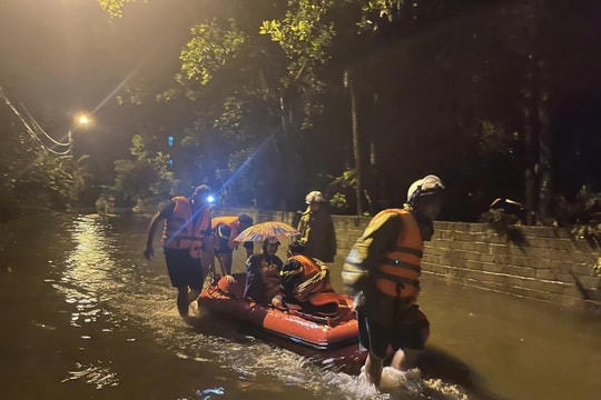 Công an thị xã Sơn Tây di dời người dân đến nơi an toàn