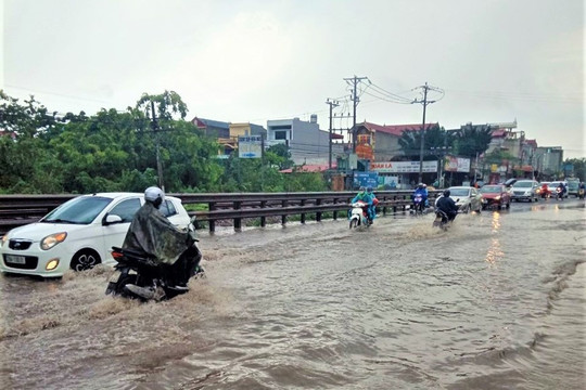 Phương tiện qua điểm ngập trên đường 427 huyện Thường Tín thế nào?