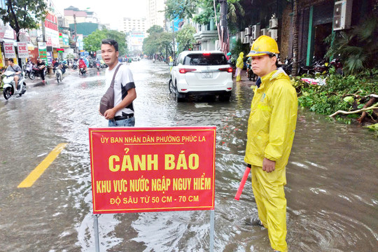 Đường 70 ngập sâu, Sở Giao thông Vận tải Hà Nội hạn chế phương tiện lưu thông