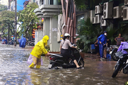 Hà Nội: Mưa lớn gây ngập úng, đọng nước tại hàng loạt ngõ, phố