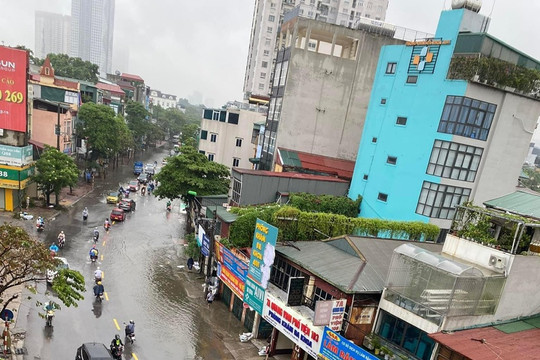 Một số điểm ngập cục bộ nước đã rút, người dân Hà Đông bớt vất vả