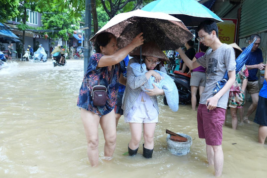 Tây Hồ di dời toàn bộ người dân ở khu vực nguy hiểm trước 18h hôm nay