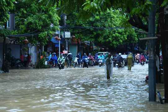 Tây Hồ di dời toàn bộ người dân ở khu vực nguy hiểm trước 18h hôm nay