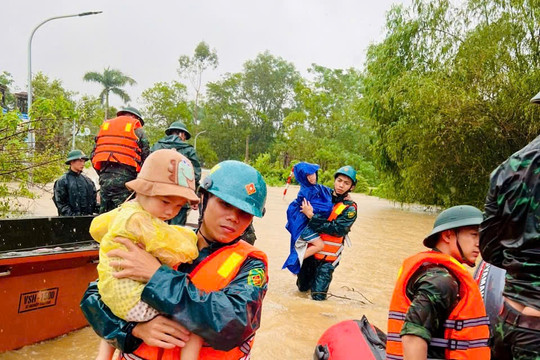 Lực lượng quân đội huyện Thanh Trì hỗ trợ nông dân sơ tán về nơi an toàn