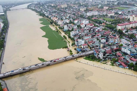 Hà Nam khẩn trương di dời hàng nghìn hộ dân bị ngập lụt đến nơi an toàn