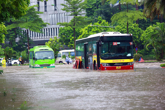 Hà Nội: 11 tuyến buýt phải điều chỉnh lộ trình do cấm đường, cấm cầu vì lũ