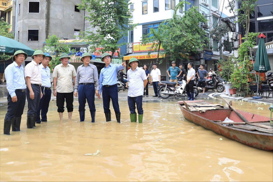 Chủ tịch HĐND thành phố Nguyễn Ngọc Tuấn kiểm tra công tác chống lũ tại quận Hoàn Kiếm