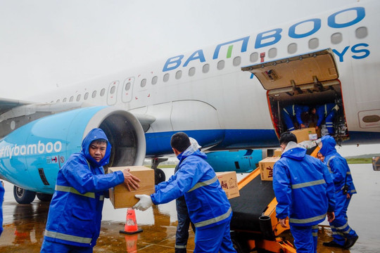 Những lô hàng cứu trợ đầu tiên được Bamboo Airways vận chuyển hỏa tốc miễn phí đến Hà Nội