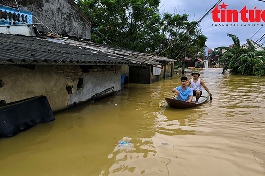 Lũ tràn qua đê bối Bắc Giang, nhiều ngôi nhà ngập ngang tầng 1