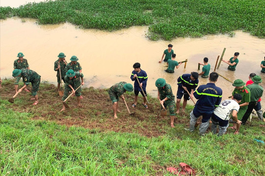 Huy động hơn 200 người khắc phục sạt trượt ở mái đê sông Hồng tại thị xã Sơn Tây