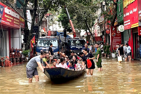 Huyện Mỹ Đức hỗ trợ thuyền cho vùng lũ huyện Gia Lâm