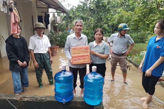 Huyện Thạch Thất cung cấp nhu yếu phẩm cho người dân bị ngập