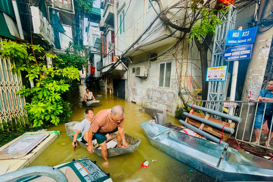 Ngõ 823 Hồng Hà (Hoàn Kiếm) vẫn ngập, người phải "bơi" thuyền khi di chuyển