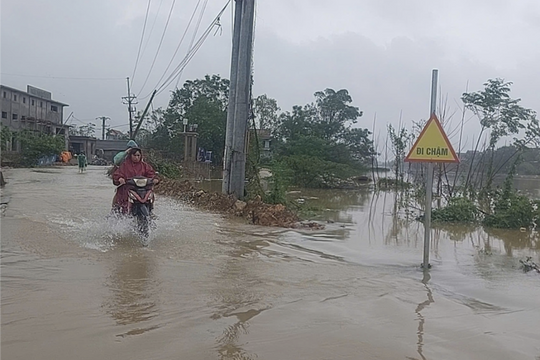 Cấm phương tiện lưu thông qua nhiều điểm ngập sâu ở ngoại thành Hà Nội