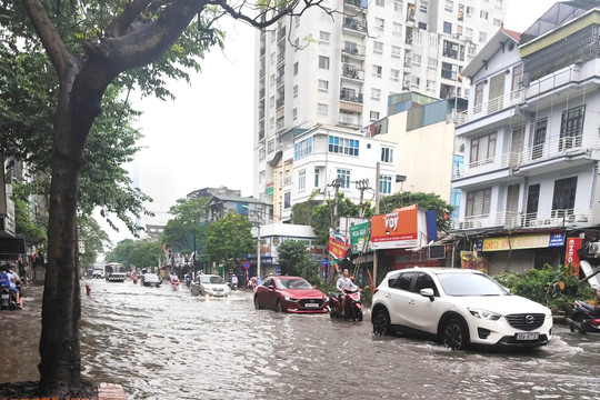 Hà Đông vẫn còn ngập úng cục bộ gây khó khăn cho người dân