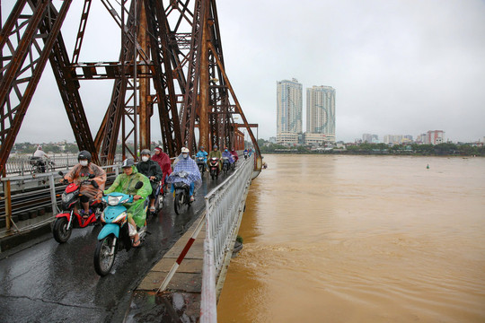 Mực nước các sông Hồng, Đuống giảm dần, Hà Nội rút lệnh báo động lũ sông Đà