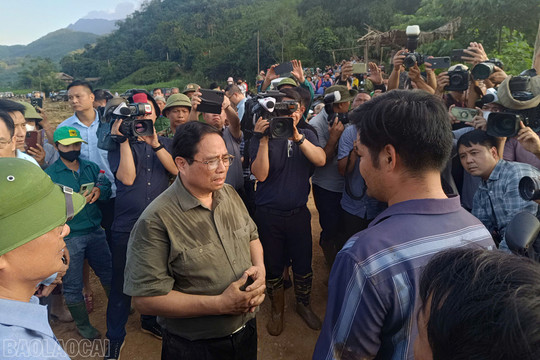 Thủ tướng Phạm Minh Chính trực tiếp đến hiện trường chỉ đạo tìm kiếm cứu nạn tại Làng Nủ