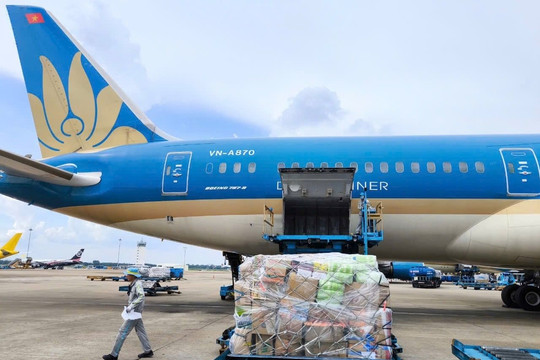 Vietnam Airlines vận chuyển gần 30 tấn hàng cứu trợ vùng bão lũ