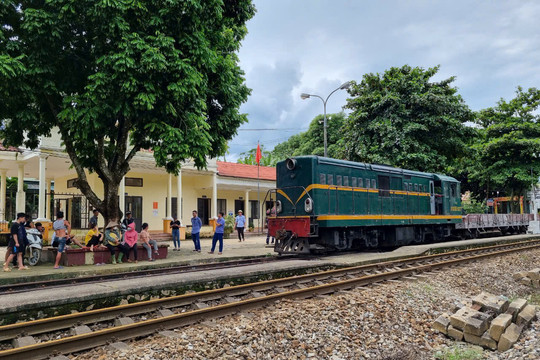 Đường sắt vận chuyển hàng hoá hỗ trợ người dân vùng lũ Yên Bái