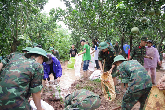 Toàn quân tập trung ứng phó lũ lớn, bảo đảm an toàn đê điều trên các sông ở Bắc Bộ