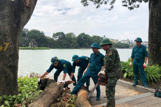 Quận Nam Từ Liêm hỗ trợ quận Hoàn Kiếm khắc phục hậu quả sau bão số 3