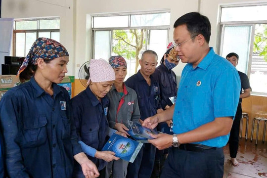 Sóc Sơn: Hỗ trợ 144 triệu đồng và nhu yếu phẩm cho công nhân bị ảnh hưởng lũ lụt