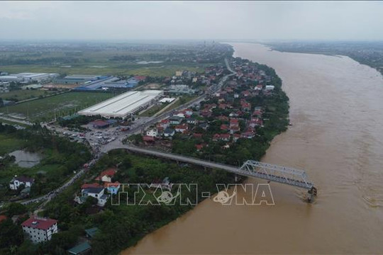 Trao Huy hiệu 'Tuổi trẻ dũng cảm' tặng 2 thanh niên cứu người khi cầu Phong Châu sập