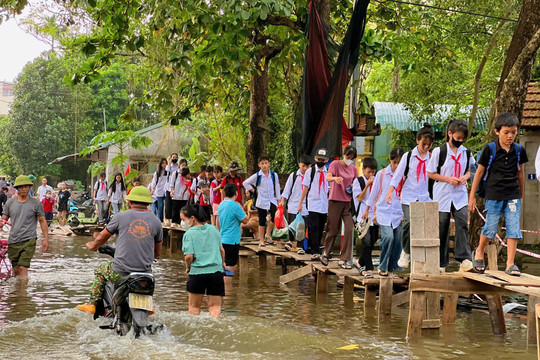 Thôn Ngũ Sơn (Lại Thượng, Thạch Thất): Cây cầu tạm đưa bước các em đến trường