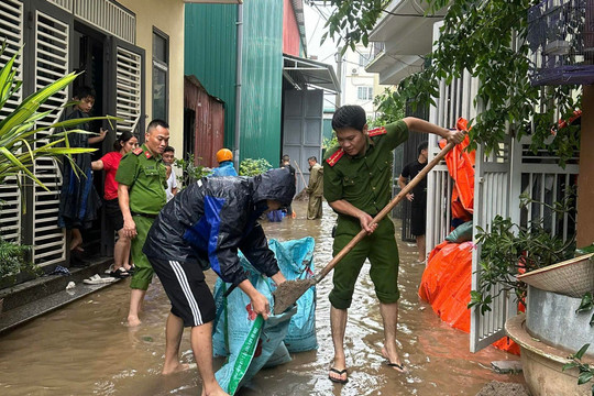 Công an Hà Nội giúp dân dọn dẹp nhà cửa ổn định cuộc sống