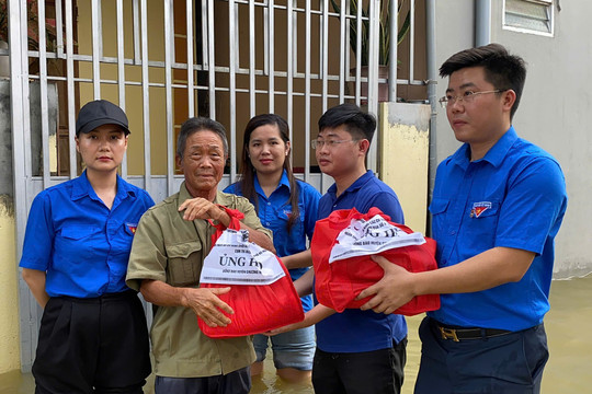 Đoàn viên, thanh niên tặng quà hỗ trợ nhân dân chuyện Chương Mỹ