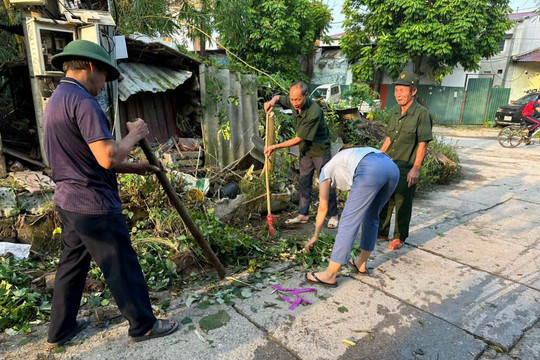 Đông Anh: Huy động hơn 5.000 người xử lý các chân rác tồn động sau mưa lũ