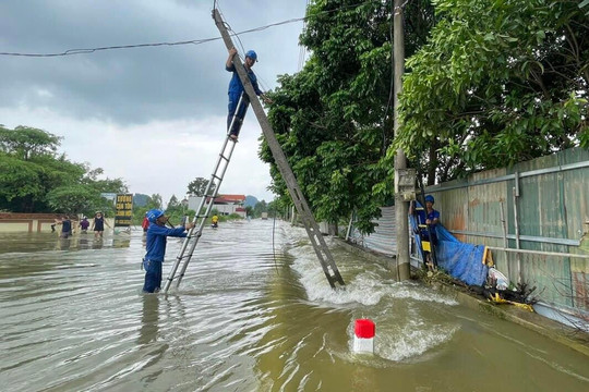 Nhân viên VNPT Hà Nội lội nước, làm việc xuyên đêm khắc phục sự cố thông tin